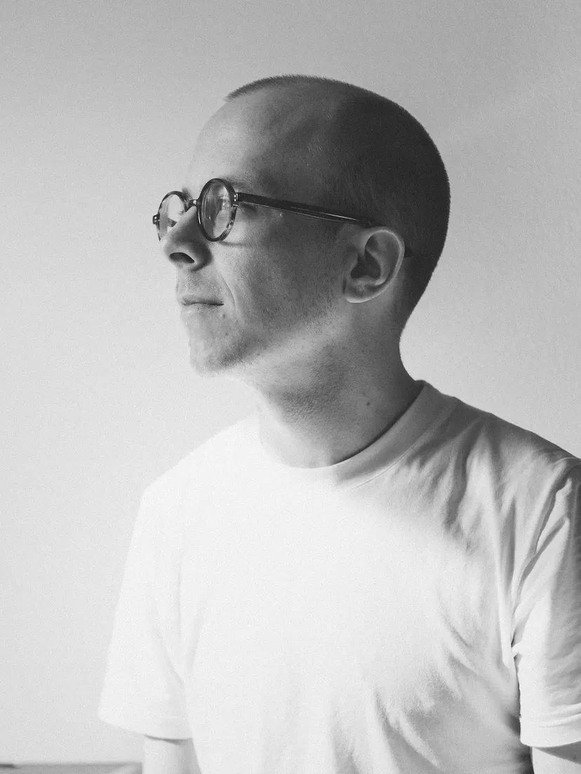 Black-and-white portrait of Robin Spielmann in profile